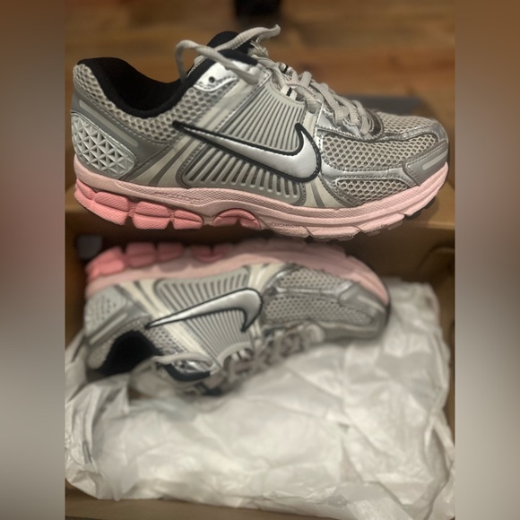 Nike Air Zoom Vomero 5 Sz Womens 8 Metallic Silver/Photon Dust/Pink Foam - Picture 6 of 9